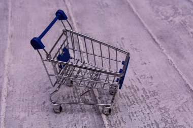 Arka plan üzerinde izole arabası alışveriş, yakın çekim