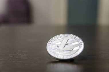Ahşap arka plan üzerinde gümüş Litecoin