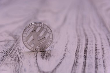Ahşap arka plan üzerinde gümüş Litecoin