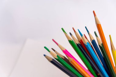 Beyaz arkaplanda renkli kalemler