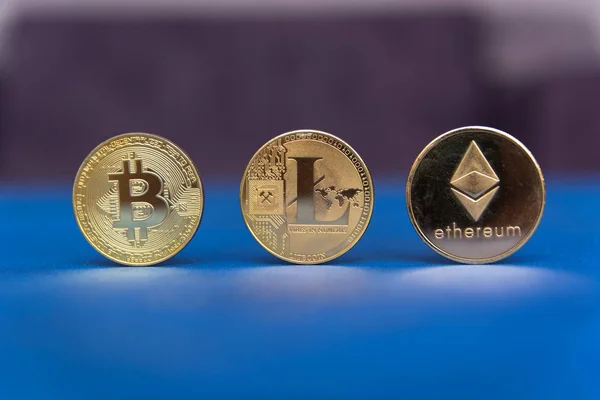 Κρυπτό Νόμισμα Bitcoin Litecoin Και Ethereum Μπλε Φόντο — Φωτογραφία Αρχείου
