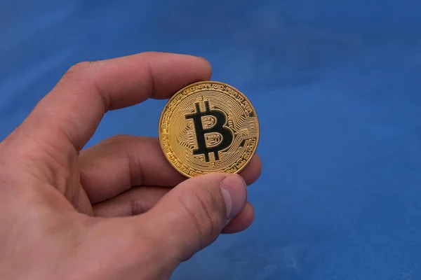 Bitcoin Plata Celebrar Los Dedos — Foto de Stock
