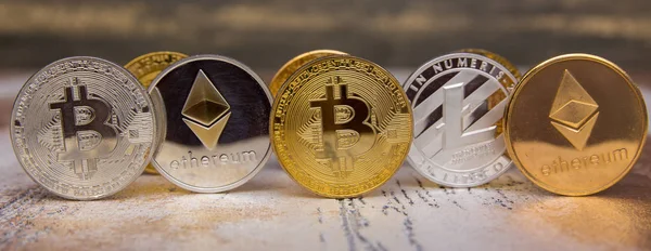 Goldener Bitcoin Litecin Und Ethereum Stehen Auf Schönem Hintergrund — Stockfoto