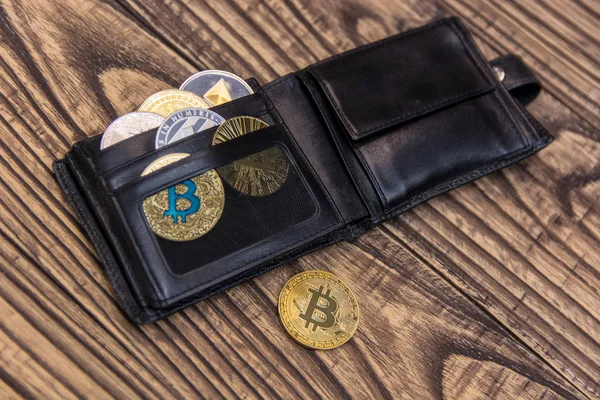 Bitcoins Litecoin Och Ethereum Svart Läder Plånbok Trä Bakgrund — Stockfoto