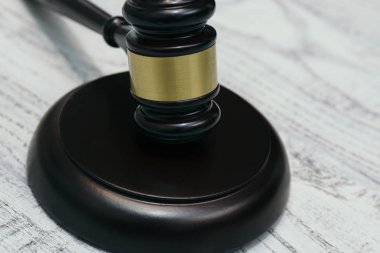 Yargıç Tokmak ahşap arka planda