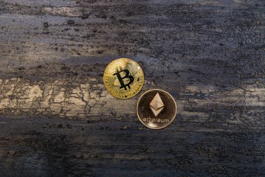  Bitcoins para ahşap arka plan üzerinde