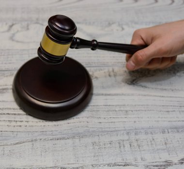 Yargıç Tokmak ahşap arka planda