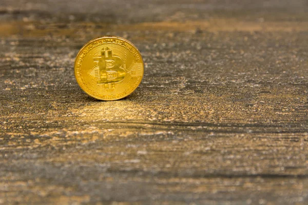  Bitcoin para ahşap arka plan üzerinde