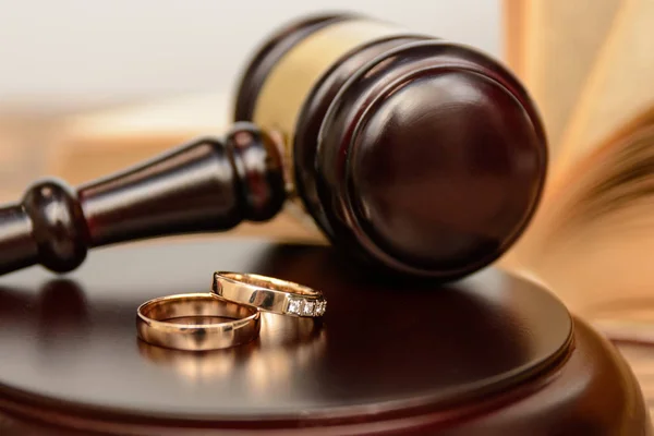 Hukuk ve adalet. Yargıç tokmak ve alyans ahşap arka plan üzerinde