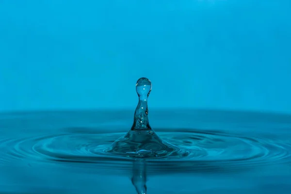 纯净的蓝色水的下落 — 图库照片