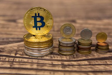  Her zamanki gibi paralar ile ahşap masa üzerinde bir yığın altın bitcoins yalan 