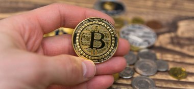  Altın bitcoin adam parmaklarda holding