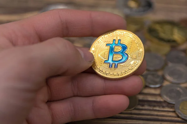 Goldener Bitcoin Der Hand Des Menschen — Stockfoto