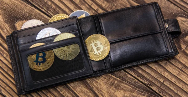 Bitcoins Litecoin Och Ethereum Svart Läder Plånbok Gamla Träbord — Stockfoto