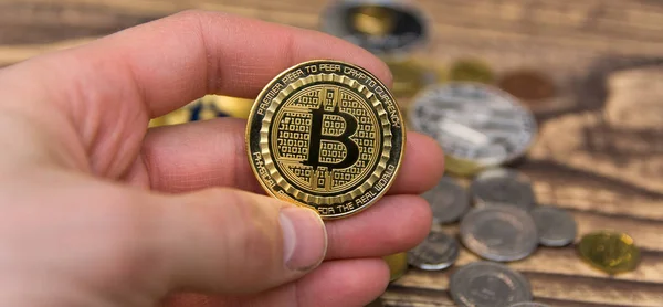 Bitcoin Oro Sosteniendo Los Dedos Del Hombre — Foto de Stock