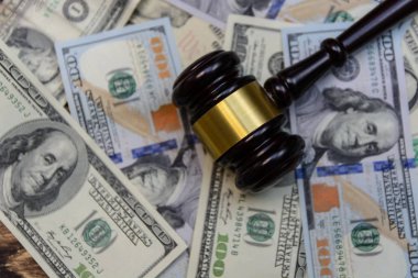 tokmak yalan yüz dolar faturaları ahşap arka plan üzerinde arka plan üzerine yargıç