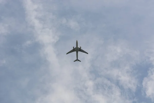 Avião Céu Azul Fundo — Fotografia de Stock