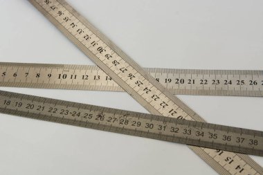 görüntü masada metal hükümdarlar kadar kapatın