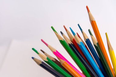 Beyaz arka plan üzerinde izole renkli çizim kalem stüdyo resmi