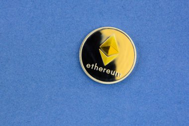  mavi zemin üzerine altın ethereum yalan