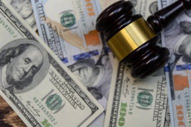 tokmak yalan yüz dolar faturaları ahşap arka plan üzerinde arka plan üzerine yargıç
