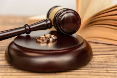 Hukuk ve adalet. Yargıç tokmak ve alyans ahşap arka plan üzerinde