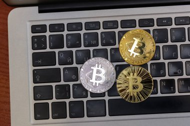 notebook klavye üzerinde altın bitcoins