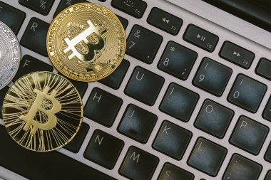 notebook klavye üzerinde altın bitcoins