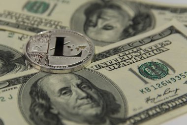 Üç yüz dolar faturaları üzerinde gümüş Litecoin yalan