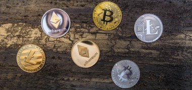 kripto para birimi: bitcoin litecoin ve ethereum yalan eski bronz arka plan üzerinde