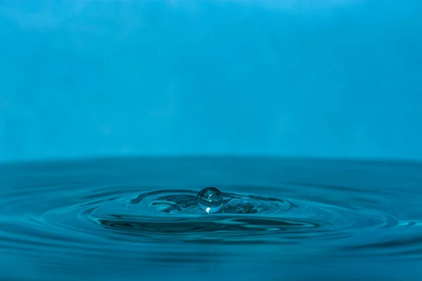 Tropfen Sauberen Blauen Wassers — Stockfoto