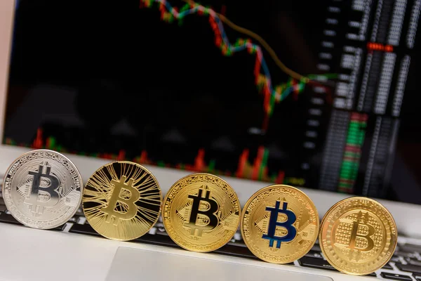  ile grafik ekran üzerinde klavye üzerinde altın bitcoin