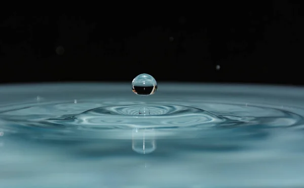 背景にきれいな水の滴 — ストック写真