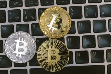 notebook klavye üzerinde altın bitcoins