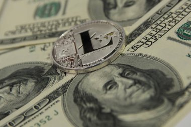 Üç yüz dolar faturaları üzerinde gümüş Litecoin yalan