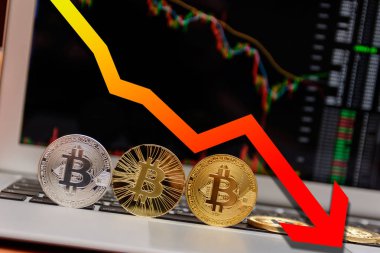  ile grafik ekran üzerinde klavye üzerinde altın bitcoin