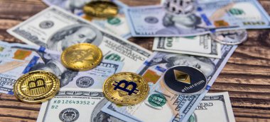  Bitcoins, litecoin ve ethereum yüz dolar faturaları ahşap arka plan üzerinde yalan