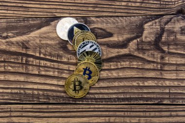 ahşap arka plan üzerinde yay şeklinde Bitcoins, litecoin ve ethereum yalan