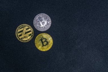  koyu arka plan üzerinde altın bitcoin