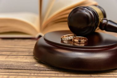 Hukuk ve adalet. Yargıç tokmak ve alyans ahşap arka plan üzerinde