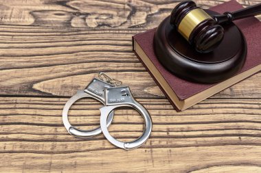 Hukuk ve gustice. Bir yargıç ve kelepçe ahşap arka plan üzerinde çekiç