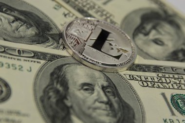 Üç yüz dolar faturaları üzerinde gümüş Litecoin yalan
