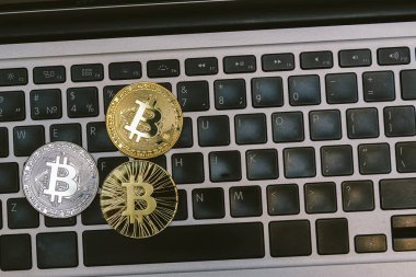 notebook klavye üzerinde altın bitcoins