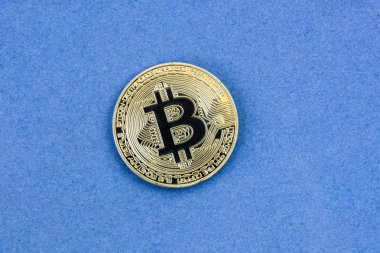Gümüş bitcoin yalan mavi arka plan üzerine