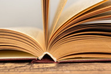 hukuk kitabı ahşap masa üzerinde seçici odak