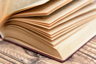 hukuk kitabı ahşap masa üzerinde seçici odak