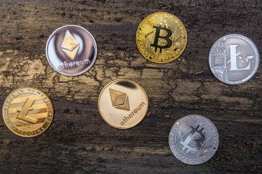 kripto para birimi: bitcoin litecoin ve ethereum yalan eski bronz arka plan üzerinde