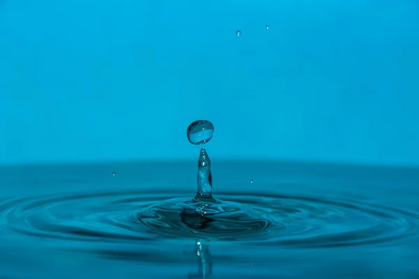 きれいな青い水のドロップ — ストック写真