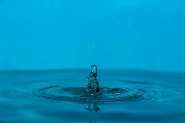 纯净的蓝色水的下落 — 图库照片