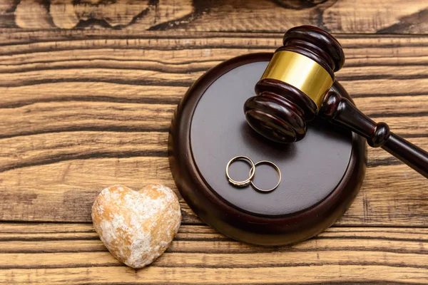 Yargıç Tokmak ahşap arka planda